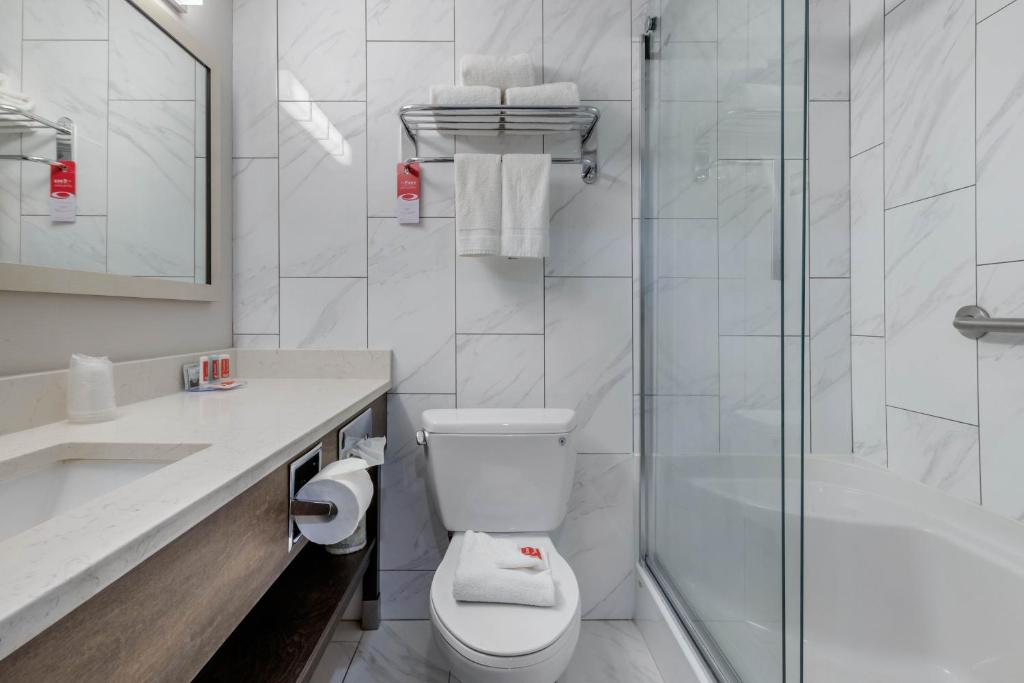 Super 8 by Wyndham Macleod Trail Calgary - Resim 24