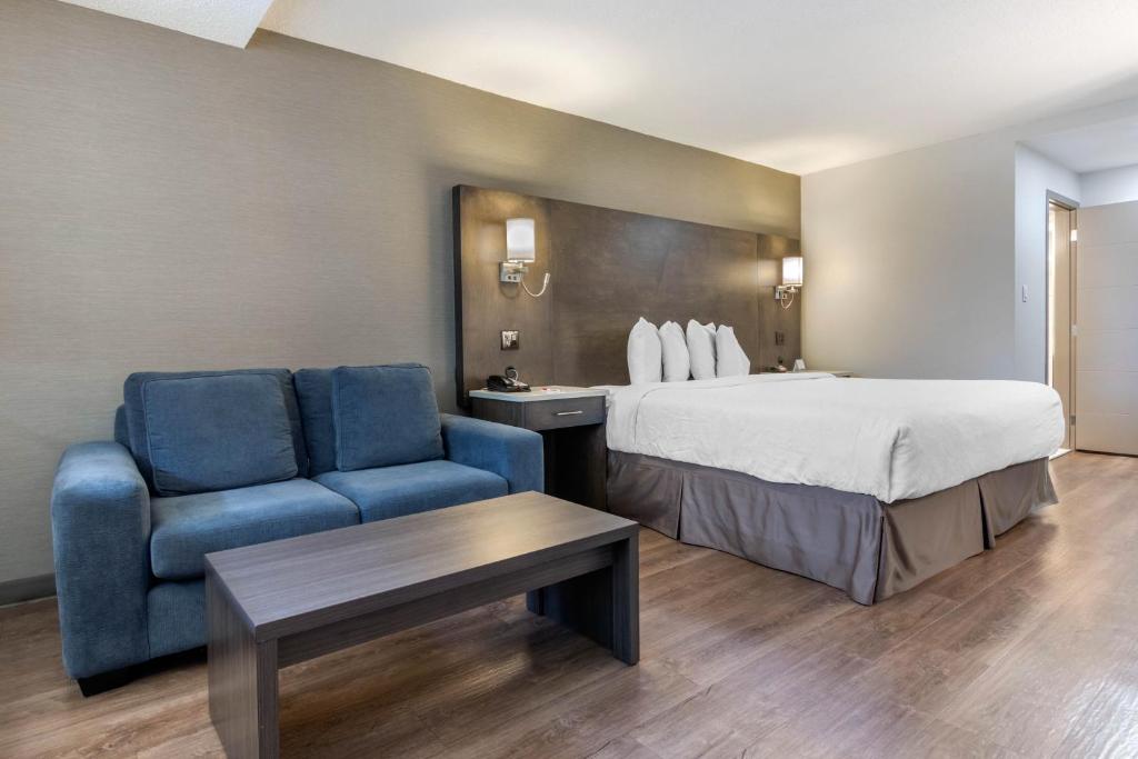 Postel nebo postele na pokoji v ubytování Super 8 by Wyndham Macleod Trail Calgary