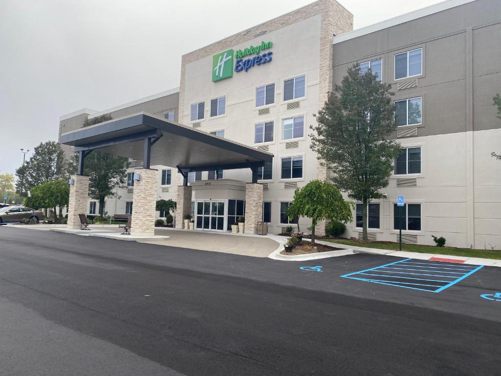 un immeuble de bureaux avec un parking en face de celui-ci dans l'établissement Holiday Inn Express Wixom, an IHG Hotel, à Wixom