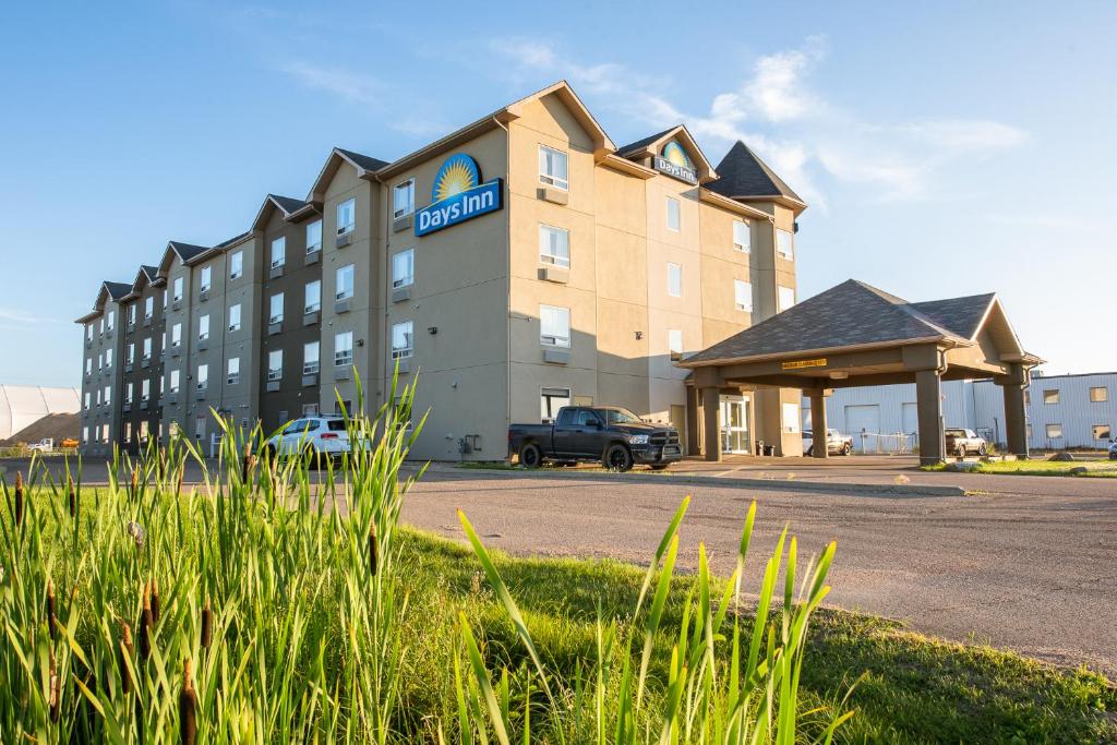 un hotel con un camión estacionado frente a él en Days Inn by Wyndham Bonnyville, en Bonnyville