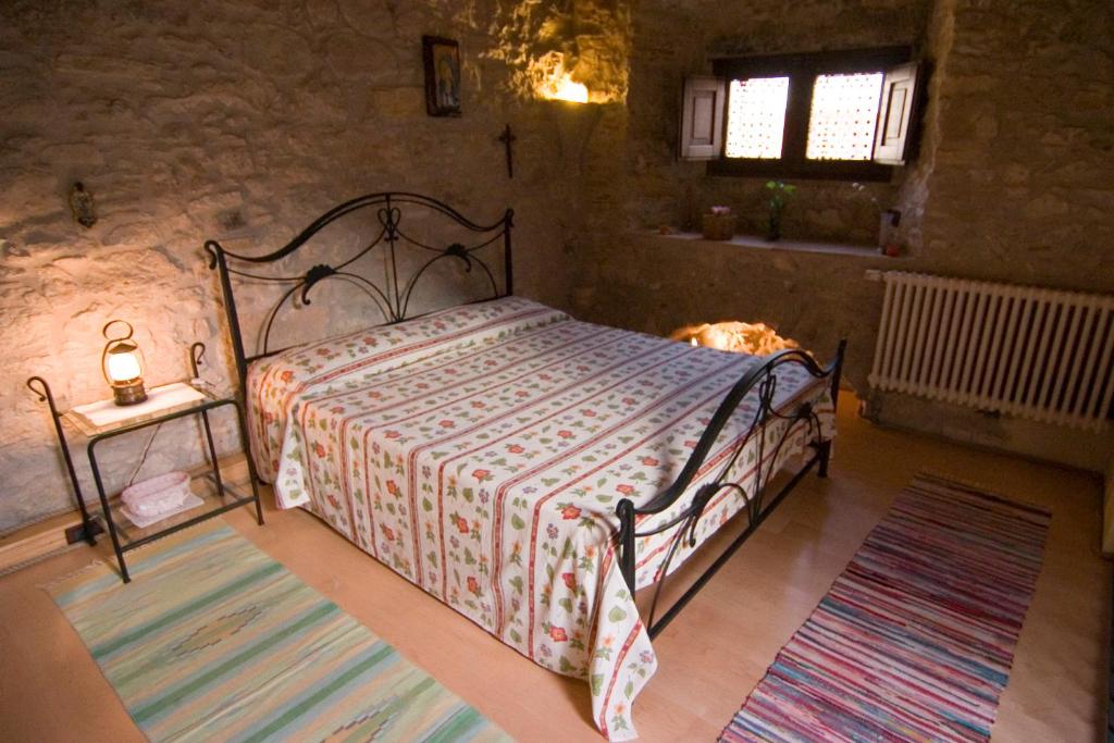 1 dormitorio con cama, mesa y ventana en Santa Teresa, en Erice