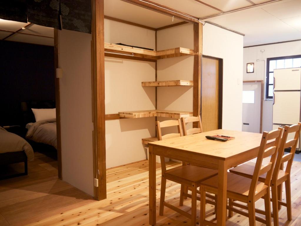 um quarto com uma mesa e cadeiras e um beliche em Mansion Daini Shiratori - Vacation STAY 9657 em Osaka