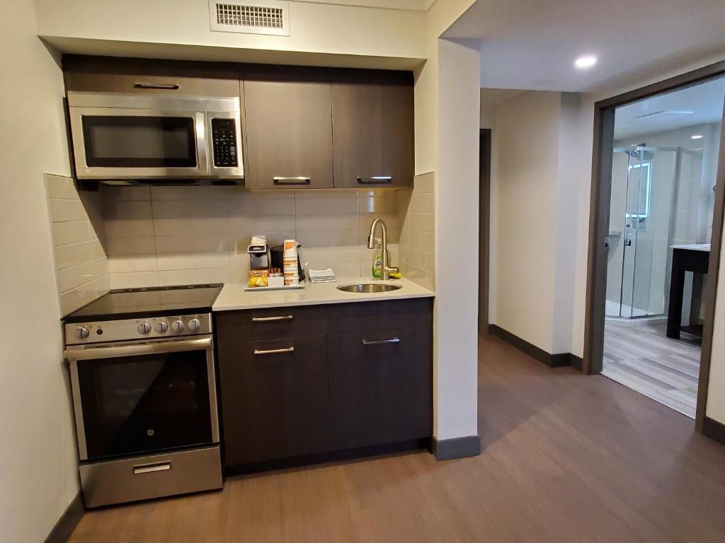 Kuchyň nebo kuchyňský kout v ubytování Super 8 by Wyndham Macleod Trail Calgary