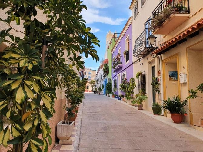 uma rua vazia numa cidade com edifícios em Home SEA&DREAMS OldTown I em Calpe