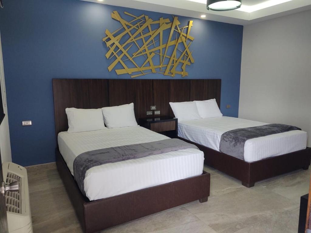 Een bed of bedden in een kamer bij SAND MAR HOTEL
