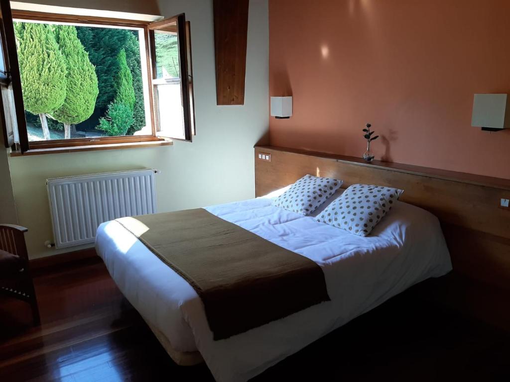 Postel nebo postele na pokoji v ubytování Hotel Rural El Rexacu