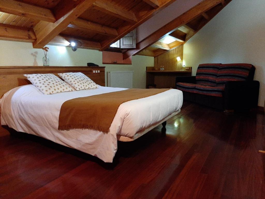 Postel nebo postele na pokoji v ubytování Hotel Rural El Rexacu