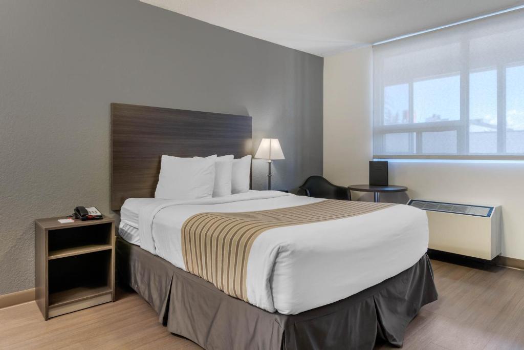Postel nebo postele na pokoji v ubytování Super 8 by Wyndham Macleod Trail Calgary