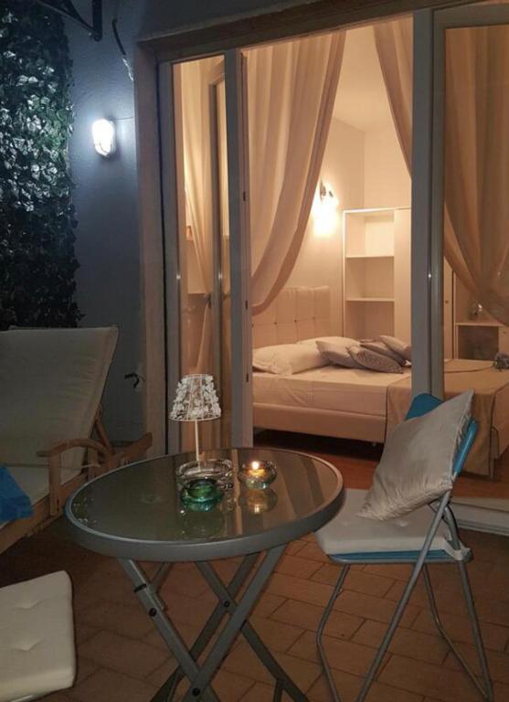 A bed or beds in a room at B&B Home Flowers Milano