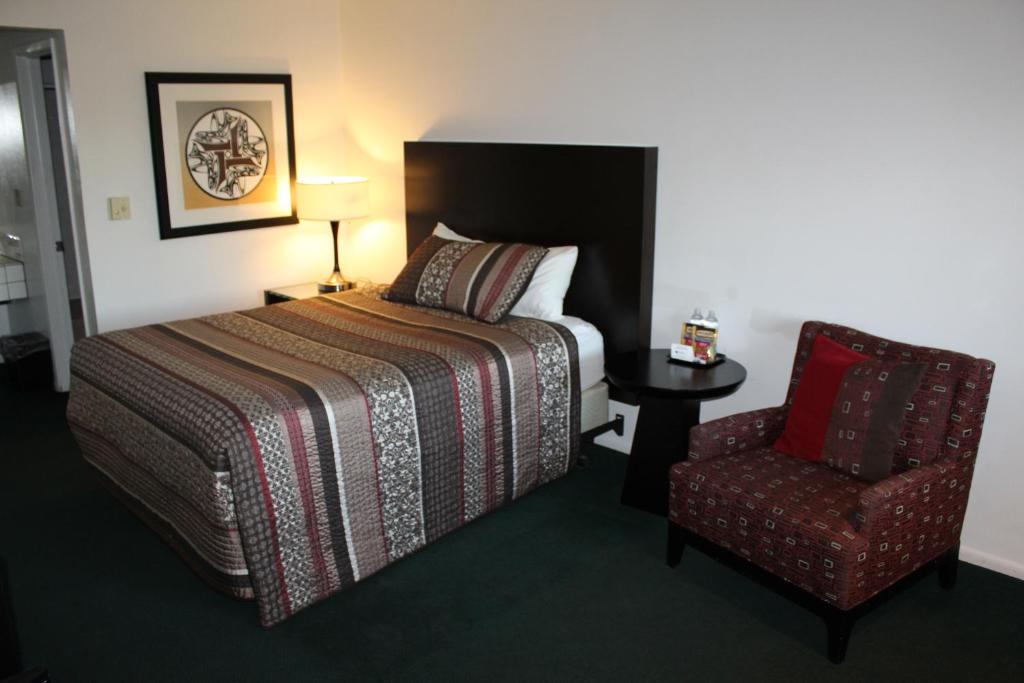 Cougar Land Motel photo
