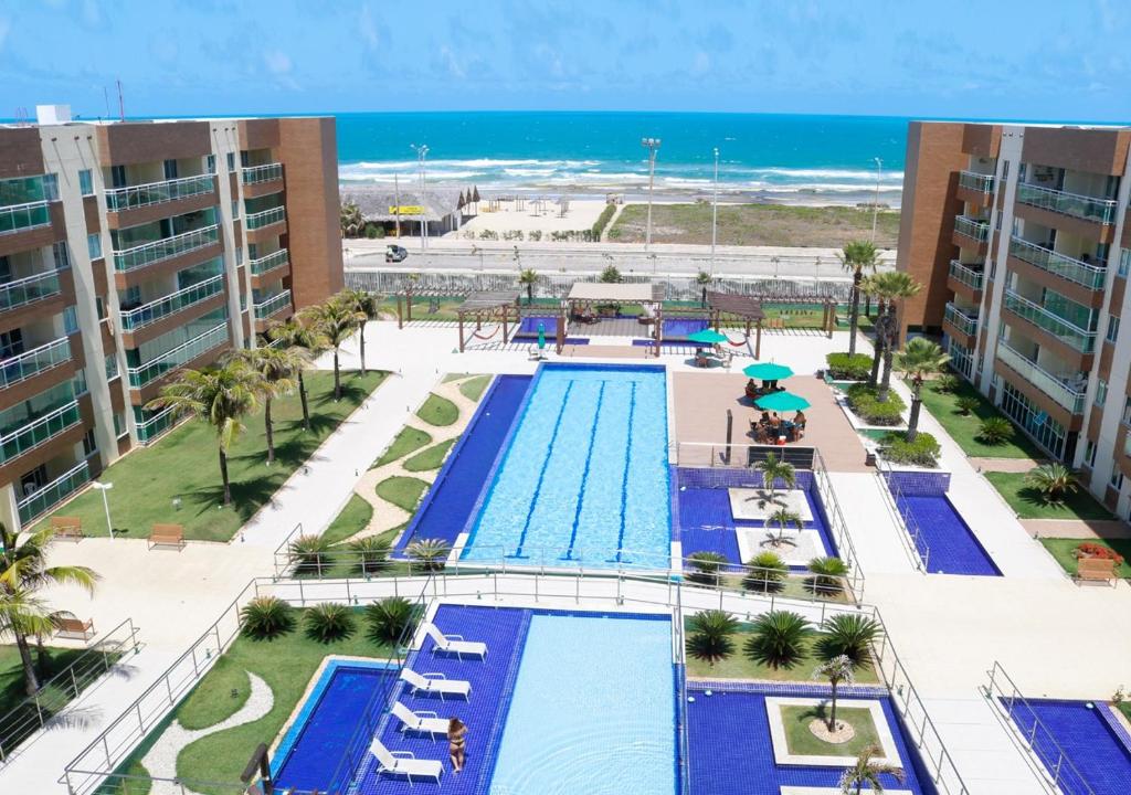 een uitzicht over het zwembad van een resort bij VG Fun Beach Front Apartamentos in Fortaleza