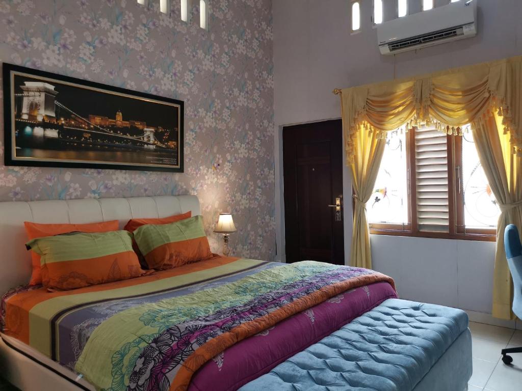 Postel nebo postele na pokoji v ubytování Nariska Suite Homestay