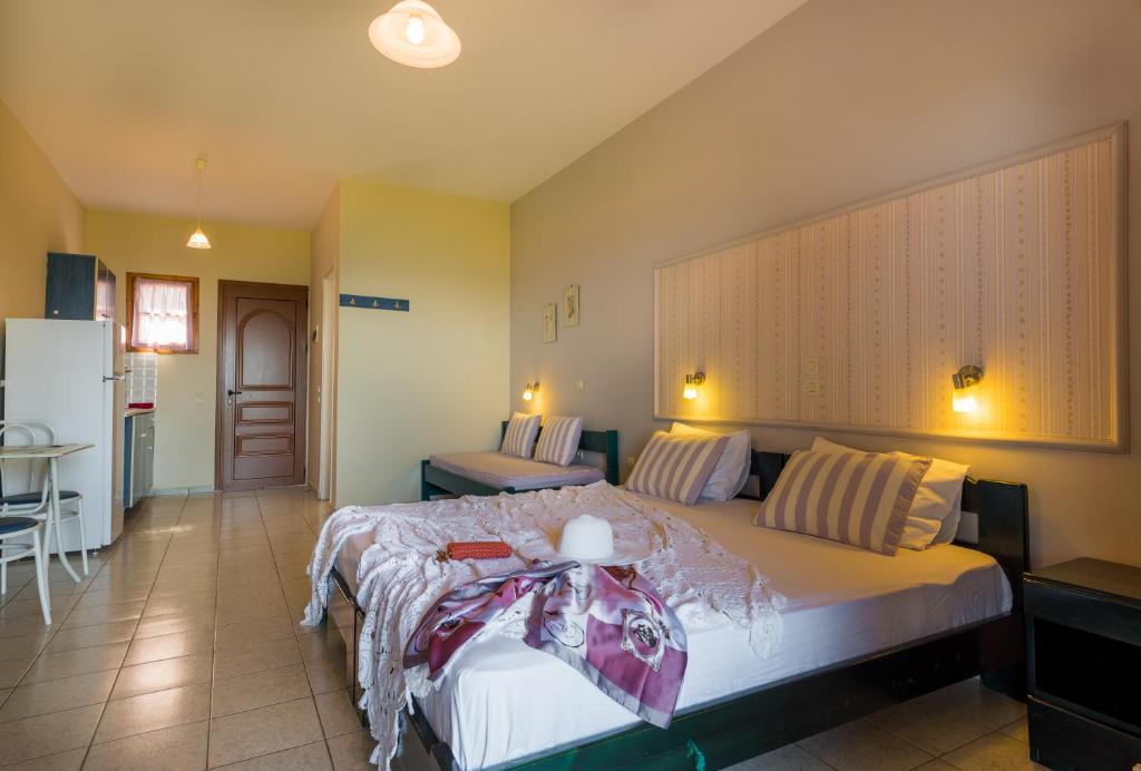 Postel nebo postele na pokoji v ubytování Kavos Psarou Studios & Apartments