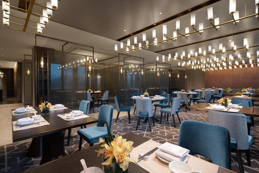 Crowne Plaza Foshan Nanhai-an IHG Hotel-Guangzhou South Railway Station Free Shuttle Busにあるレストランまたは飲食店