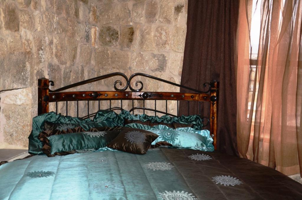 Postel nebo postele na pokoji v ubytování Golden Cave Suites
