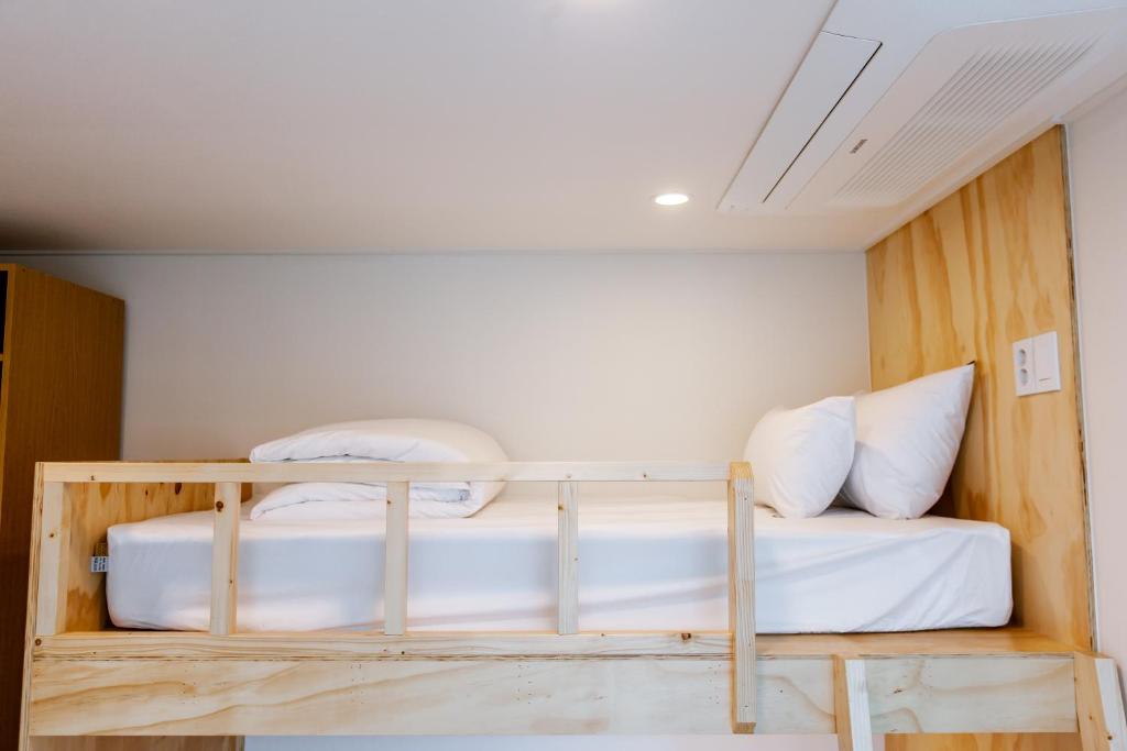 Postel nebo postele na pokoji v ubytování Seoulite Inn Myeongdong Formerly - Step Inn Myeongdong 2