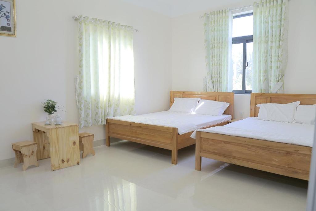 1 Schlafzimmer mit 2 Betten und einem Fenster in der Unterkunft Khách Sạn An Bình Đảo Phú Quý in Phú Quý