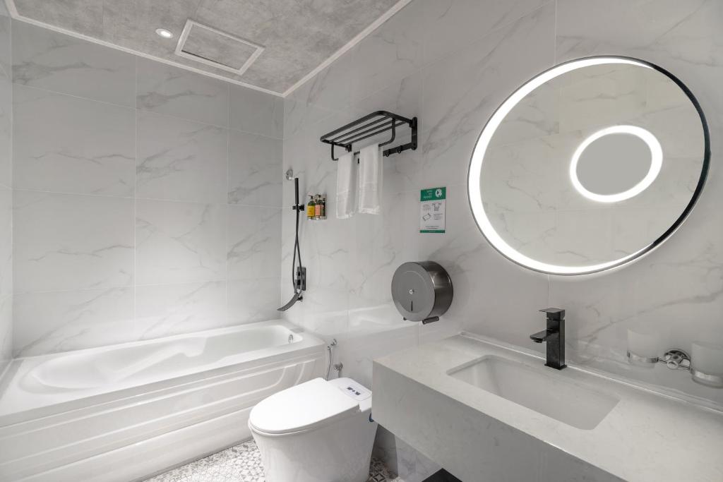 Koupelna v ubytování A&R Urban Hotel