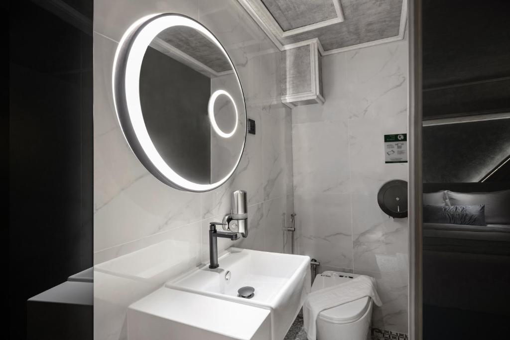 Koupelna v ubytování A&R Urban Hotel