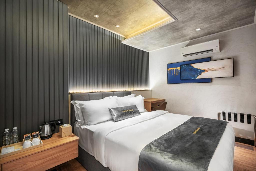 Postel nebo postele na pokoji v ubytování A&R Urban Hotel