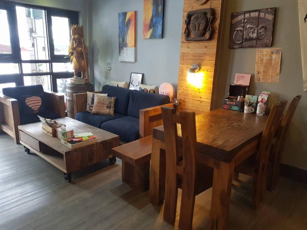 a living room with a blue couch and a table at 角舍背包客棧 -近火車站 in Hualien City
