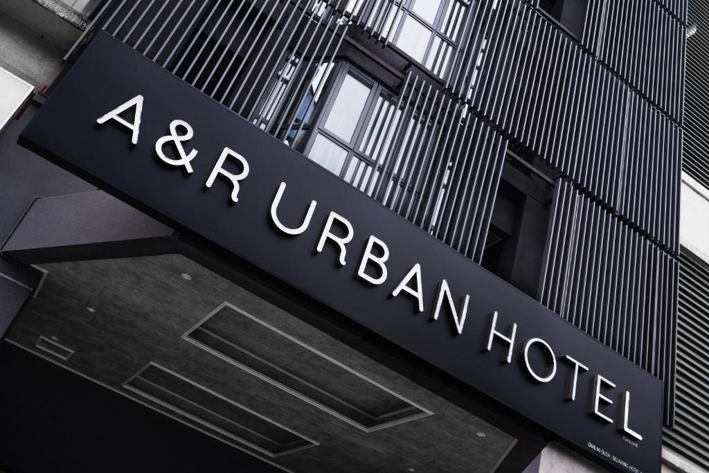 A&R Urban Hotel في كوالالمبور: لوحة تدل على فندق بارمان تم مشاهدته خارج المبنى