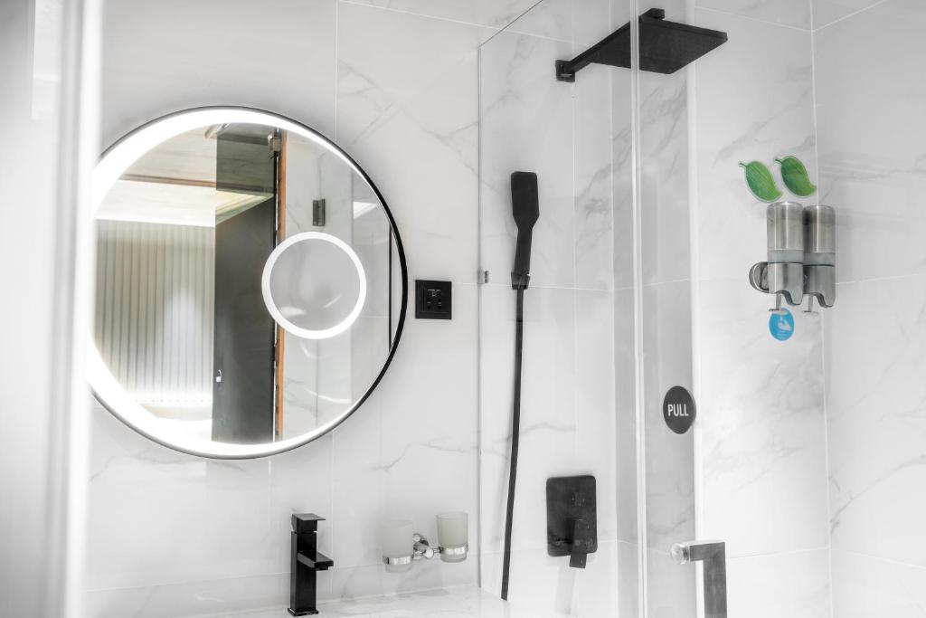 Koupelna v ubytování A&R Urban Hotel
