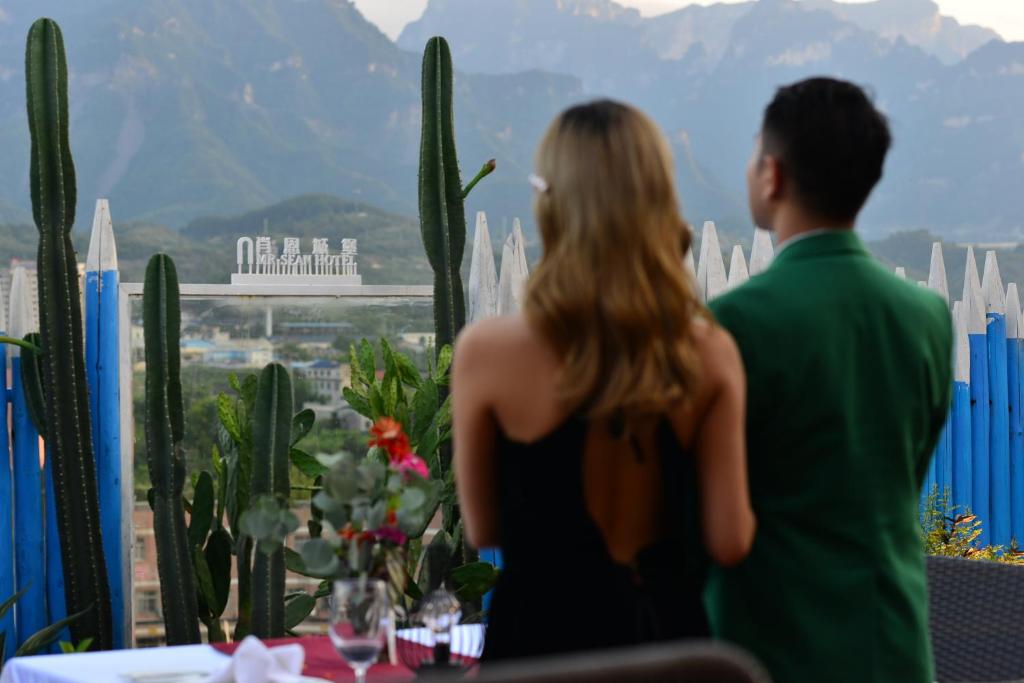 Nespecifikovaný výhled na hory nebo výhled na hory při pohledu z hotelu