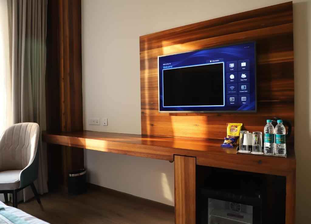 TV a/nebo společenská místnost v ubytování Geeta Sarovar Portico, Panipat