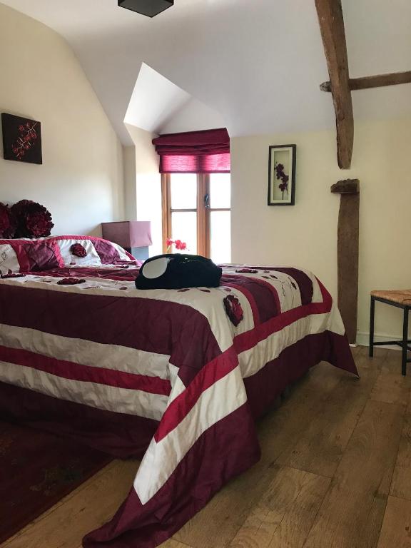 Postel nebo postele na pokoji v ubytování Peacock Cottage, Coity Bach