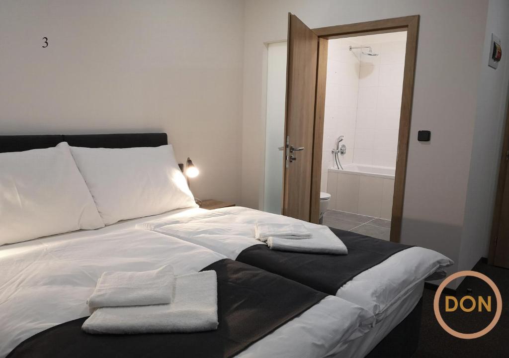 Tempat tidur dalam kamar di Penzion DON
