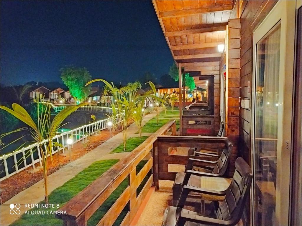 d'un balcon avec des chaises et une vue sur l'eau. dans l'établissement Bliss Water Resort, à Arambol