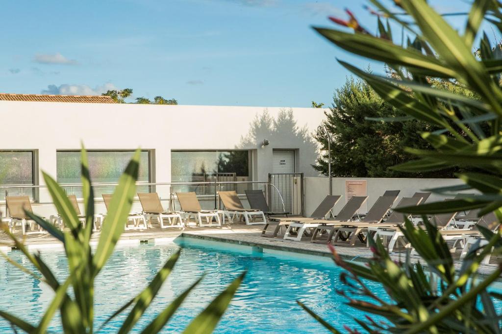 Bazén v ubytování Hôtel Spa Restaurant La Madrague nebo v jeho okolí