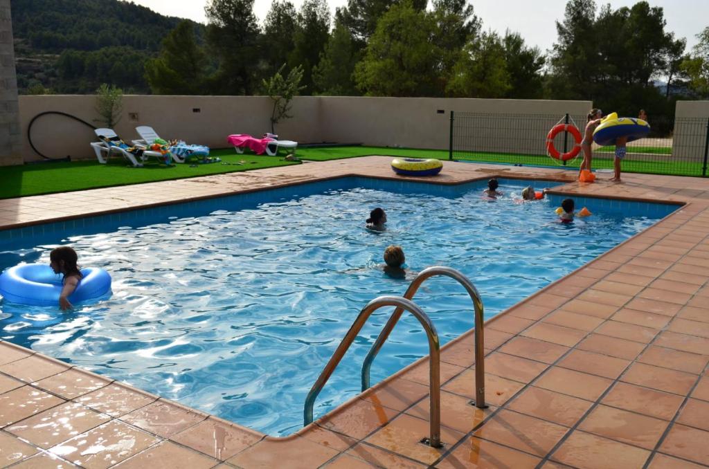 Bazén v ubytování Camping El Roble nebo v jeho okolí