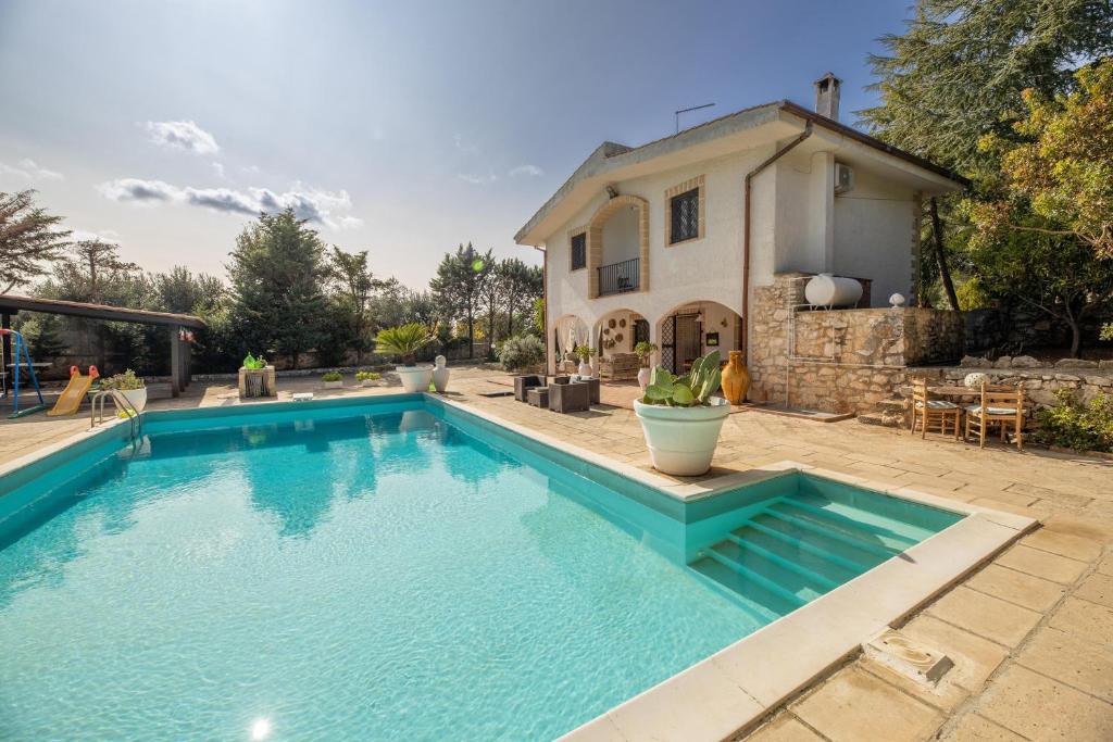 ein Pool vor einem Haus in der Unterkunft Villa Corallo in Villa Castelli