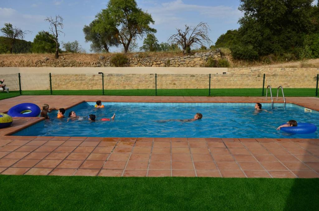 Bazén v ubytování Camping El Roble nebo v jeho okolí