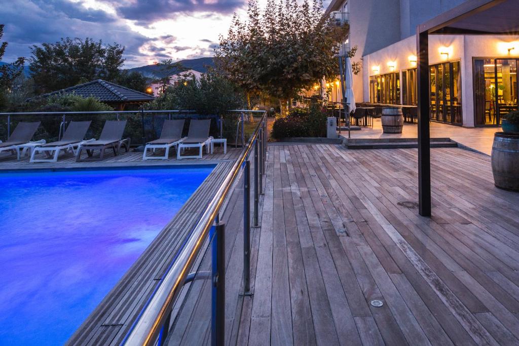 Bazén v ubytování Hôtel Spa Restaurant La Madrague nebo v jeho okolí