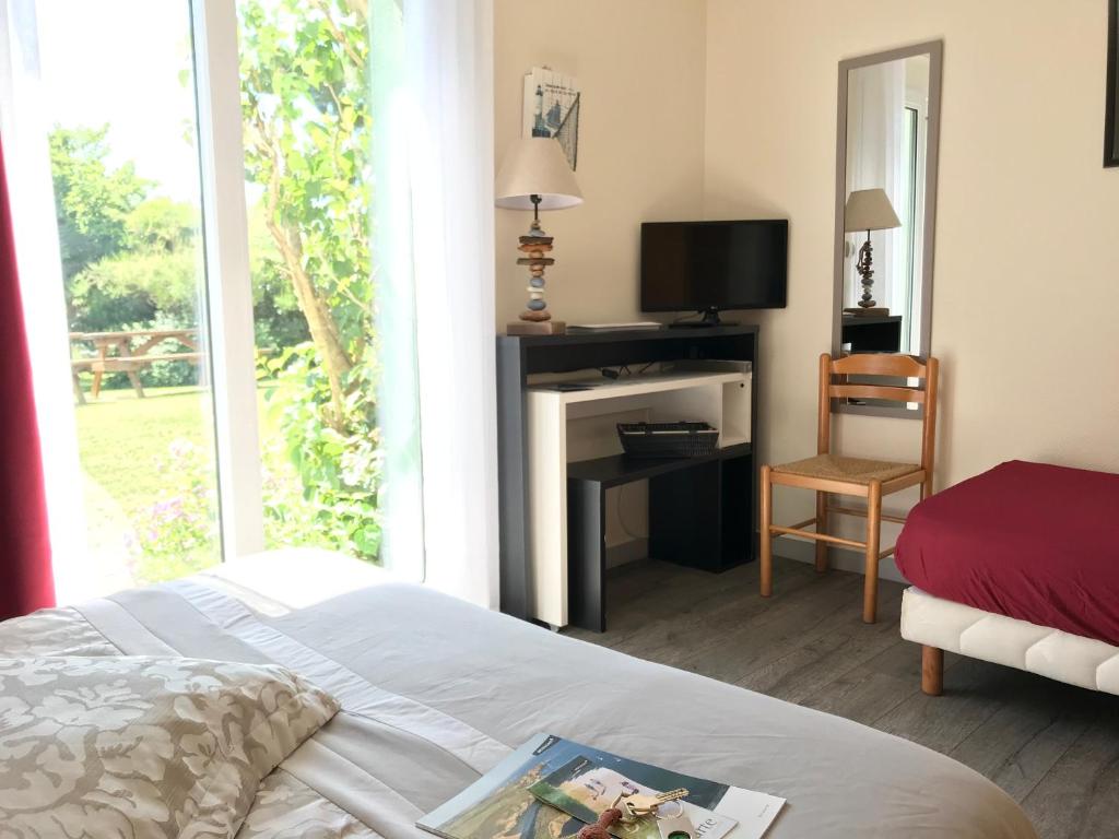 Postel nebo postele na pokoji v ubytování Hotel Aux Tamaris