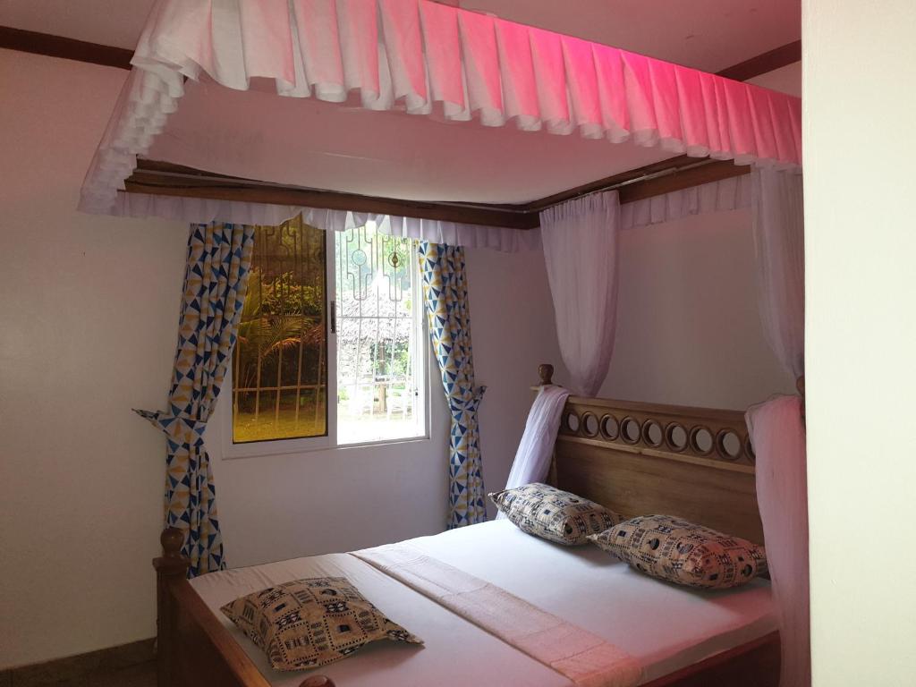 Postel nebo postele na pokoji v ubytování Karibuni palace mtwapa