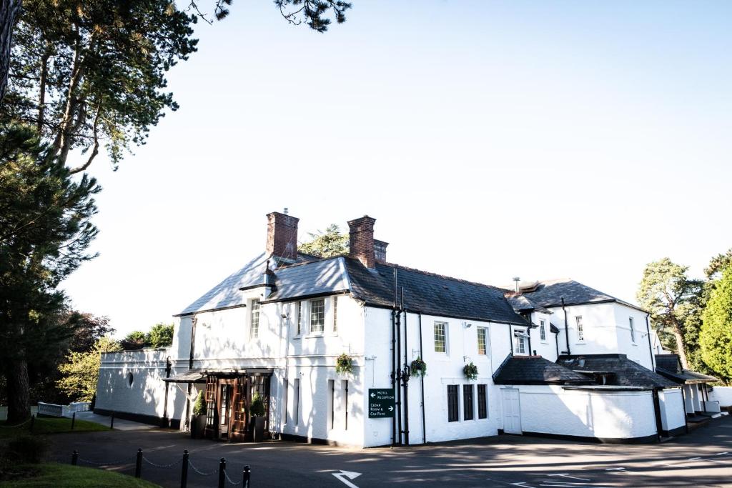 un grand bâtiment blanc avec dans l'établissement Manor Parc Hotel, à Cardiff