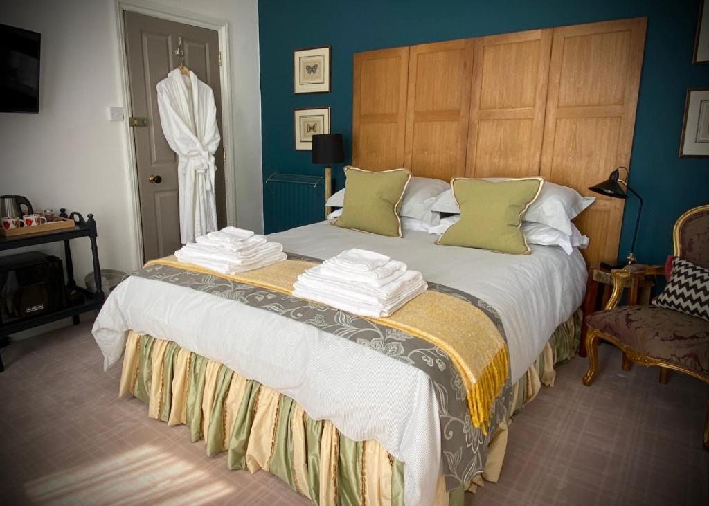 1 dormitorio con 1 cama grande con almohadas verdes en Merchant39 en Folkestone