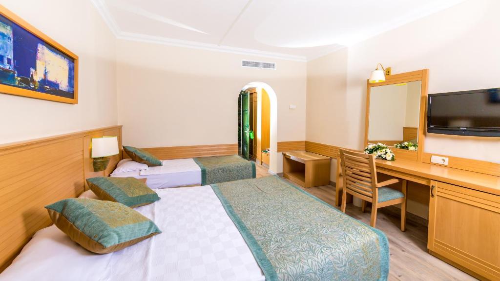 TV a/nebo společenská místnost v ubytování Grand Yazıcı Club Marmaris Palace