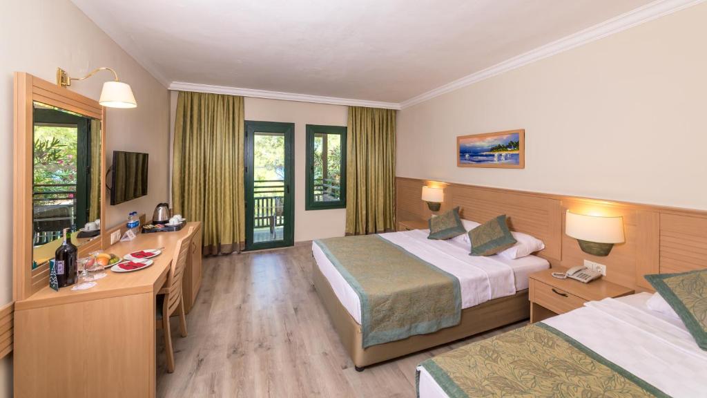 Postel nebo postele na pokoji v ubytování Grand Yazıcı Club Marmaris Palace