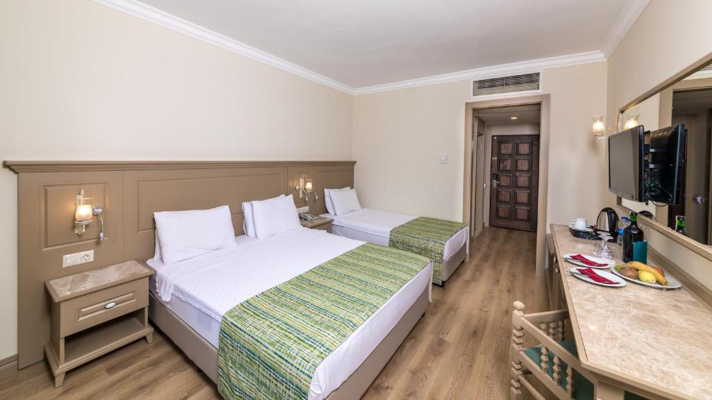 Postel nebo postele na pokoji v ubytování Grand Yazıcı Club Marmaris Palace