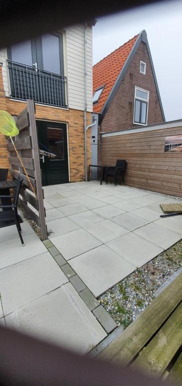 une terrasse en face d'une maison dans l'établissement Ut Endt Vlieland, à Oost-Vlieland