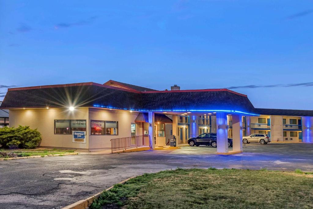 un edificio con luces azules en un aparcamiento en ASAM Hotel, en Goodland