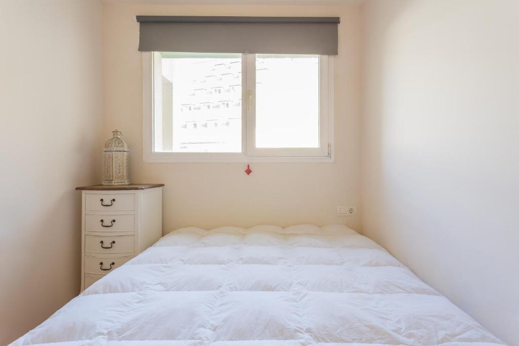 Łóżko lub łóżka w pokoju w obiekcie Apartamentos Sierra Nevada Prime Bluettravel