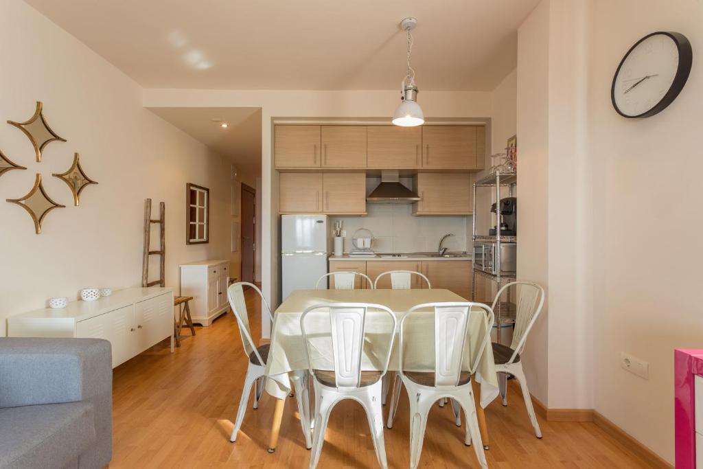 jadalnia i kuchnia ze stołem i krzesłami w obiekcie Apartamentos Sierra Nevada Prime Bluettravel w mieście Sierra Nevada