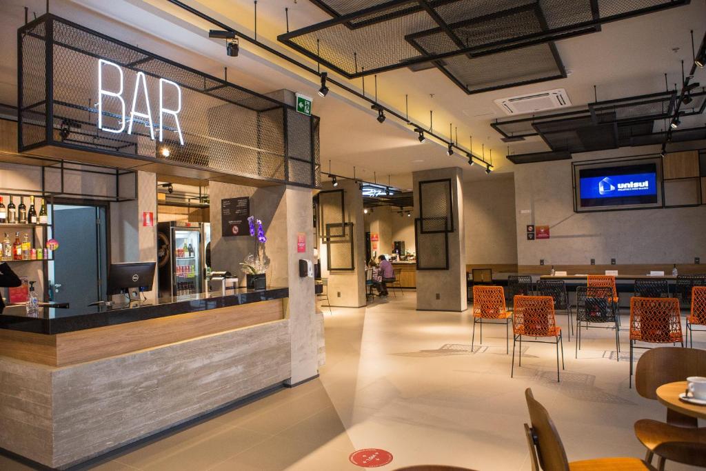 Lounge nebo bar v ubytování ibis Ponta Grossa