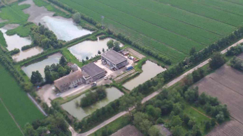 una vista aerea di una casa con acqua di Agriturismo Lucchetta a Reggiolo